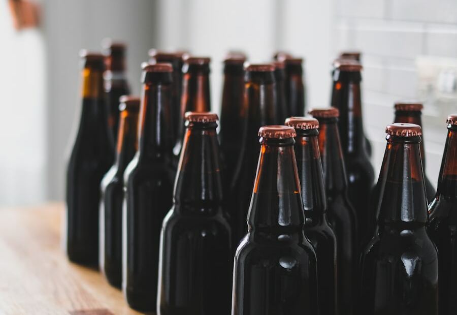 Bottiglie di birra scura allineate su un bancone