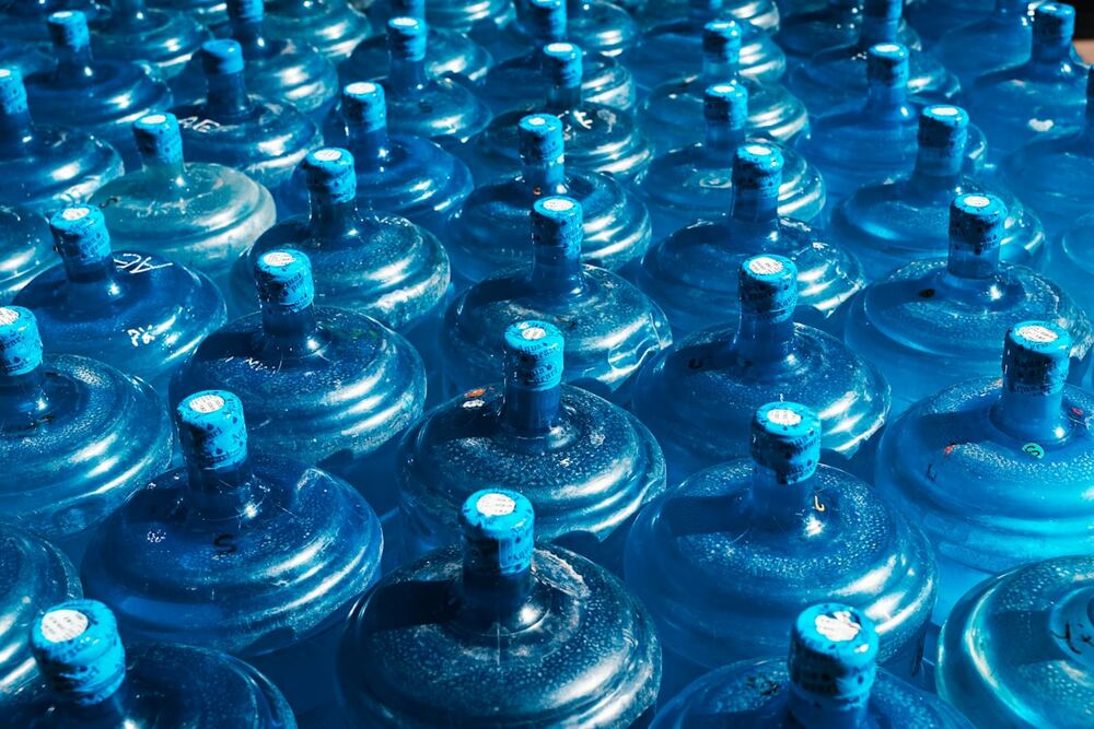 File di boccioni blu da 18 litri
