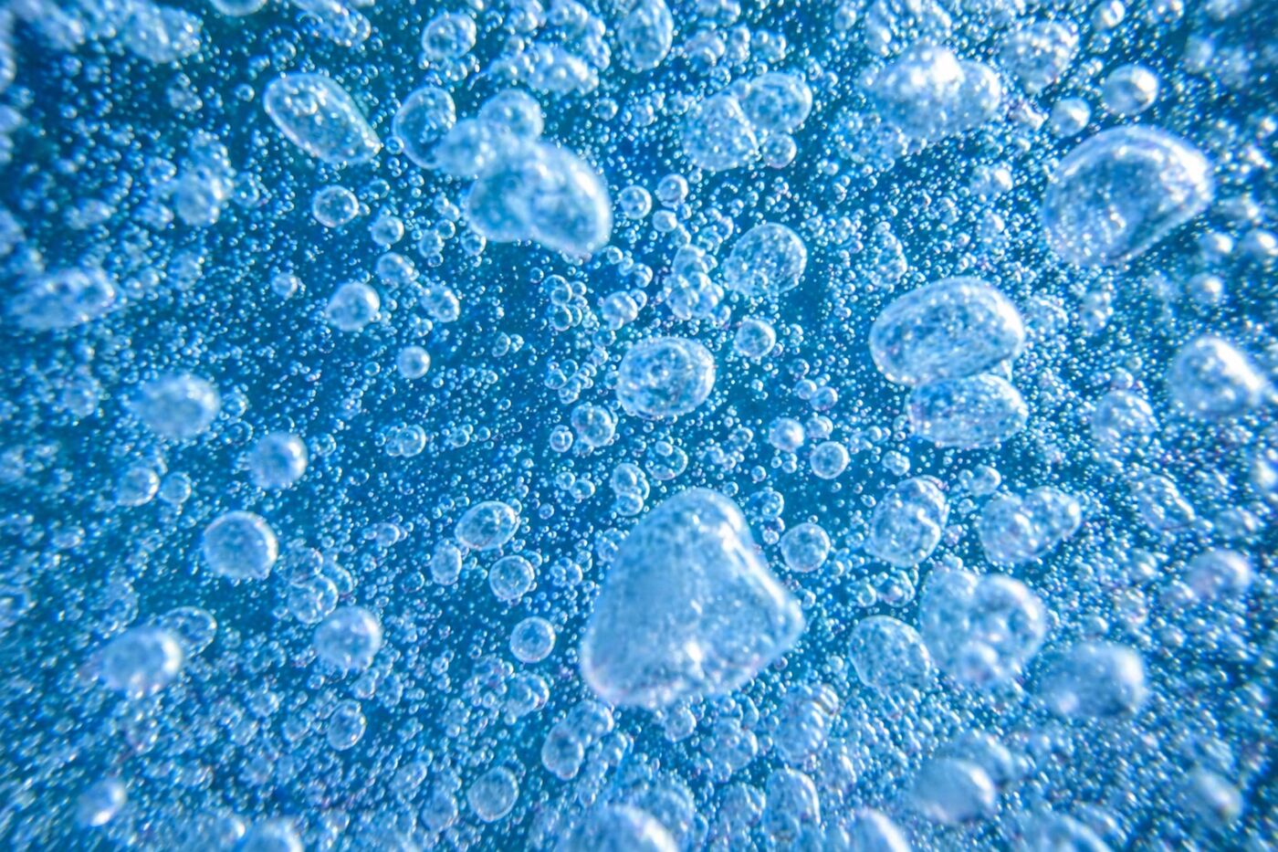 Bollicine di acqua frizzante viste da vicino