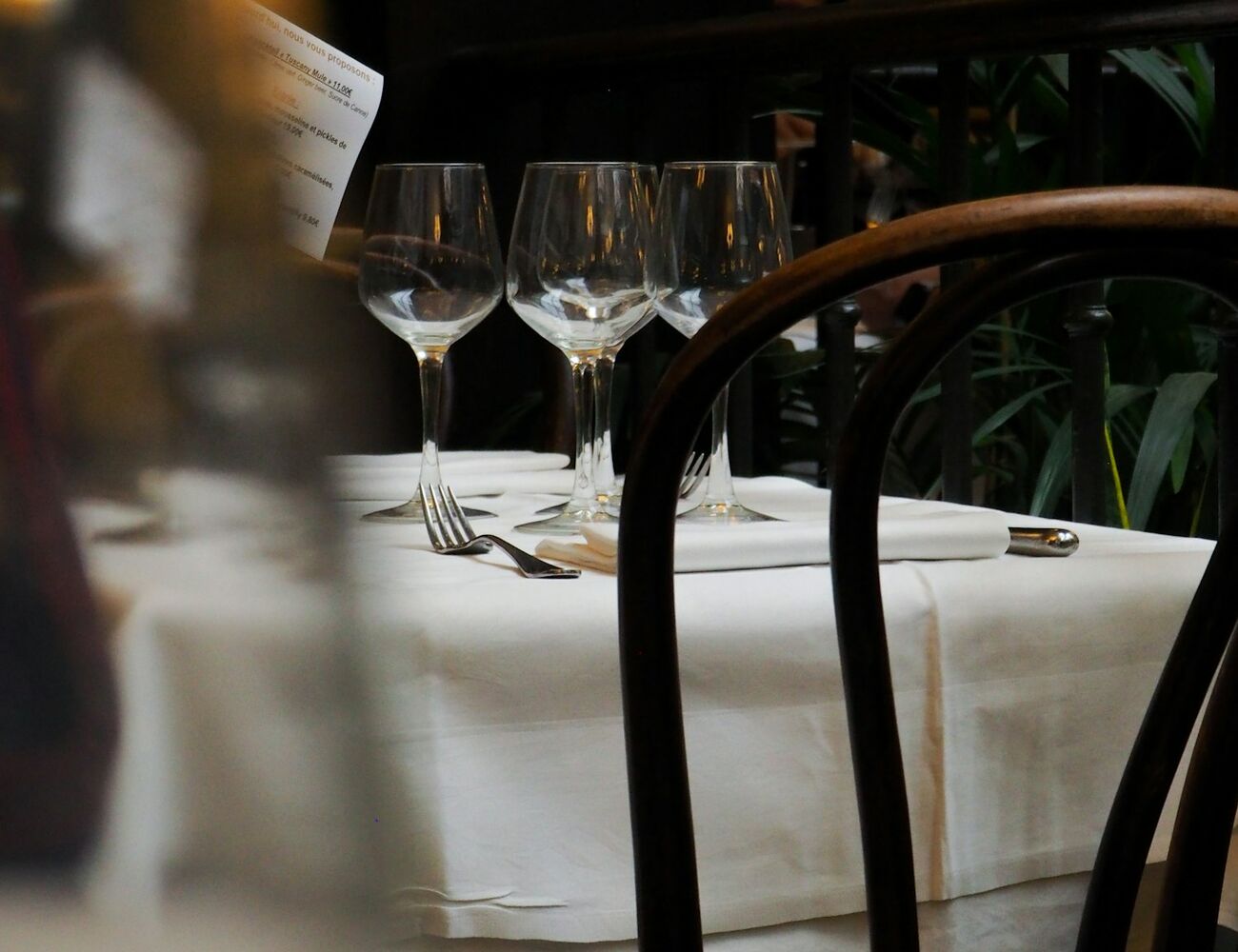 Tavolo di ristorante apparecchiato con calici