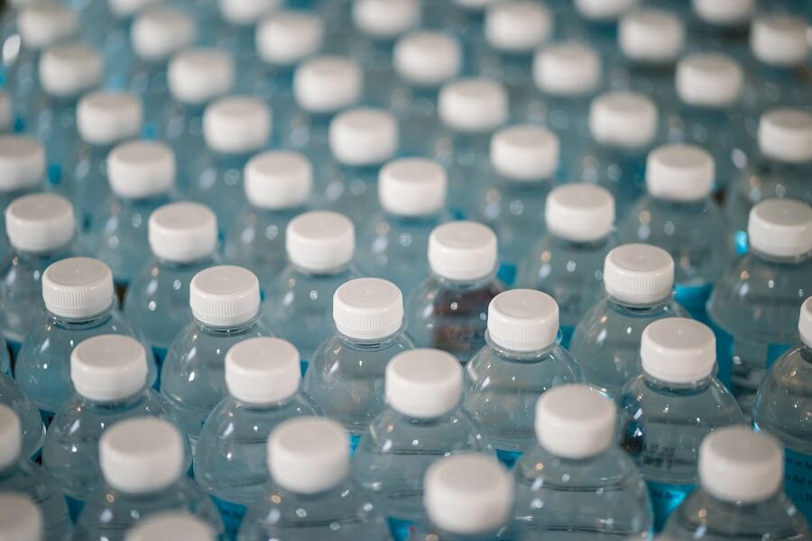 Tappi bianchi di bottiglie d&rsquo;acqua in PET visti da vicino